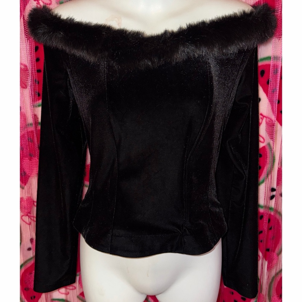 🖤 Elegant Off-Shoulder Top with Fur Trim and Boning